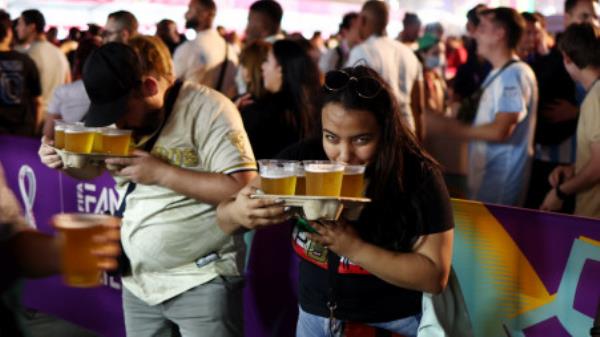 随着球场禁止喝啤酒，世界杯球迷们开始寻找希望