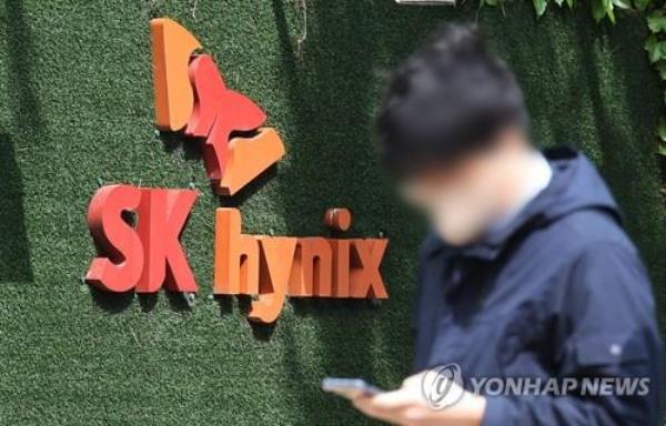 This undated file photo shows SK hynix Inc.'s corporate logo at the company's headquarters in Icheon, 56 kilometers southeast of Seoul. (Yonhap)